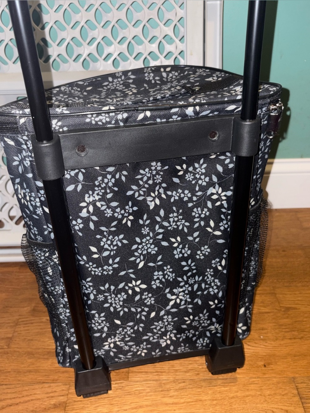 Collapsable roller bag. - Picture 3 of 7